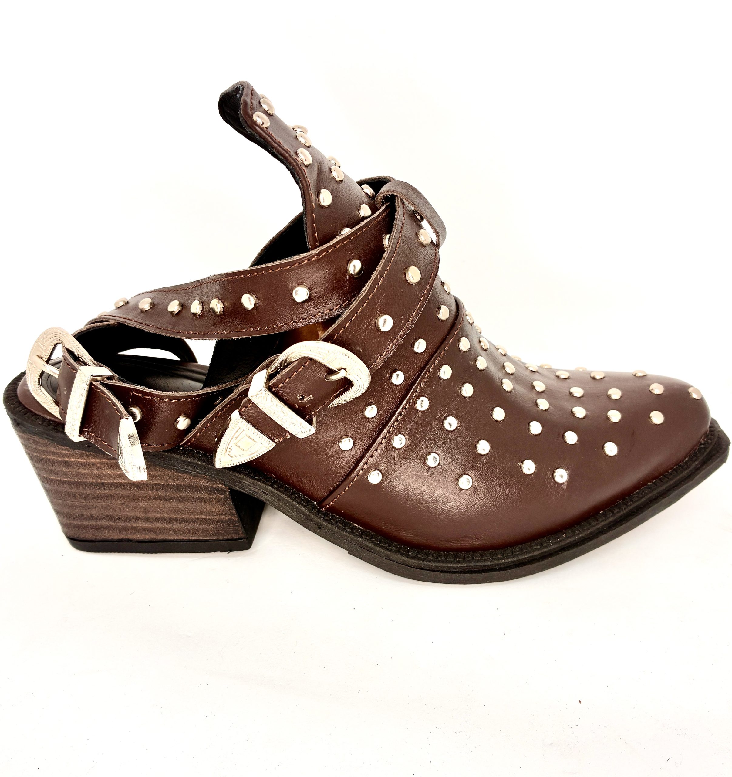 ZUECO CUERO /TACHAS